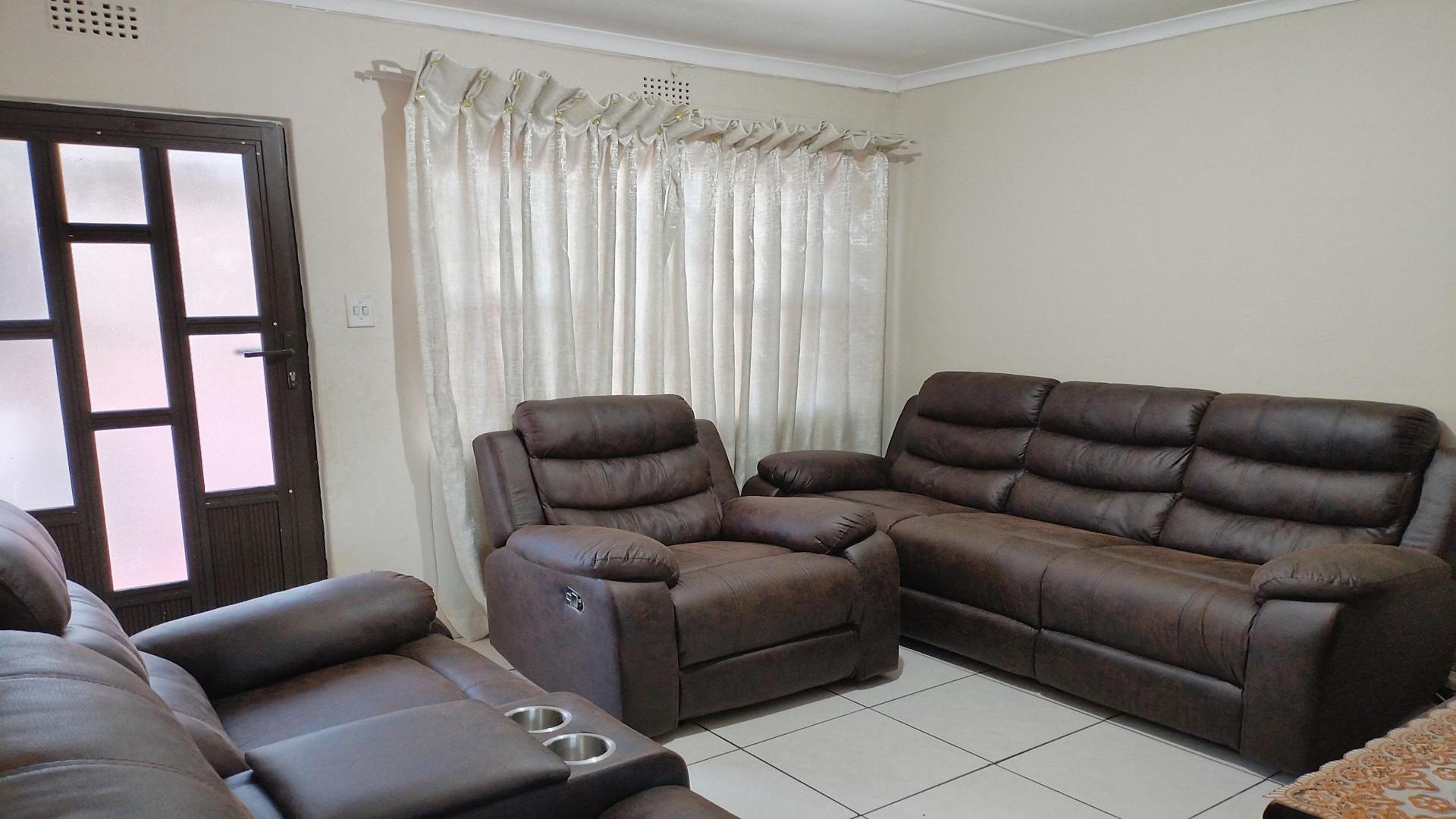 Lounges of property in Umlazi