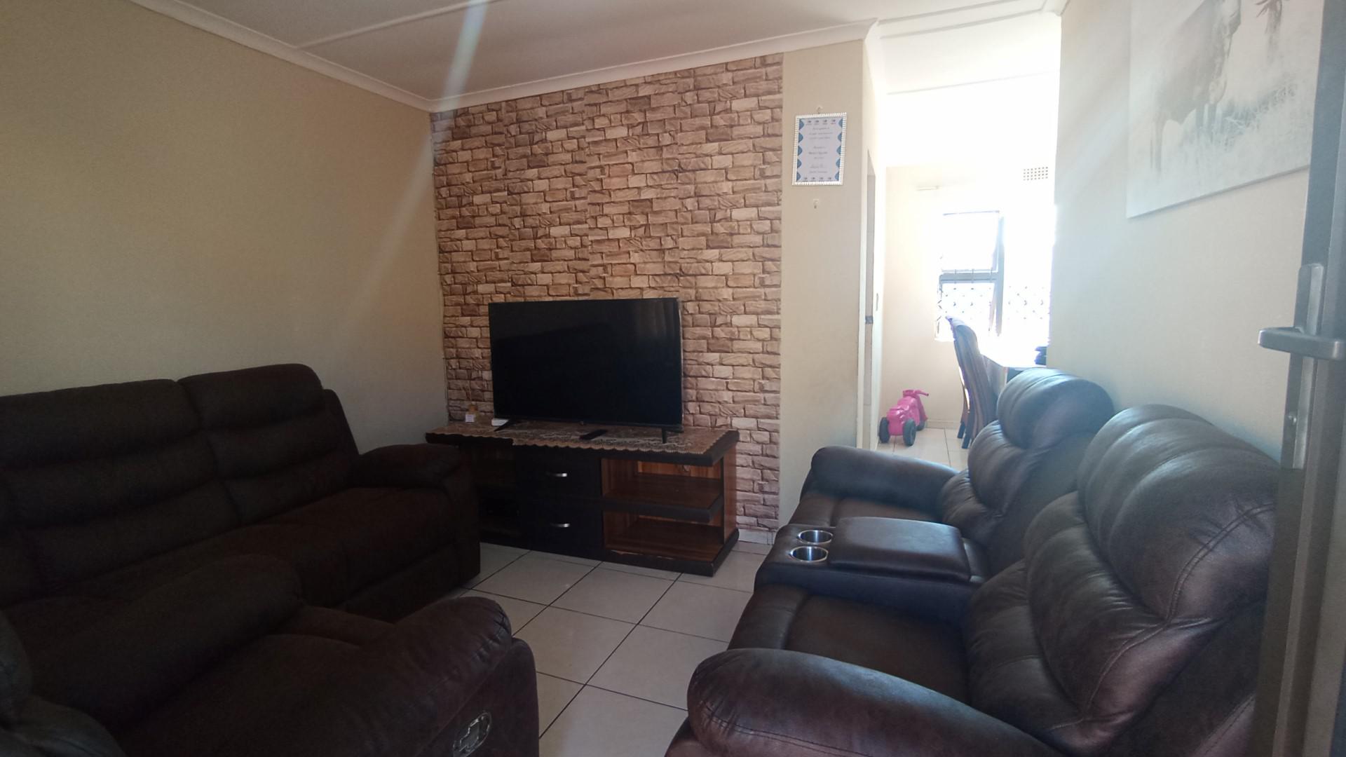 Lounges - 12 square meters of property in Umlazi