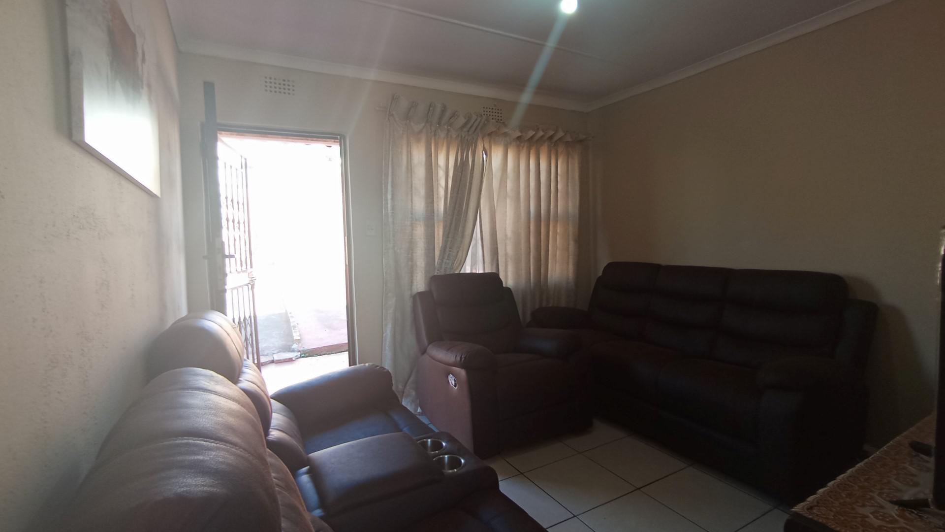 Lounges - 12 square meters of property in Umlazi