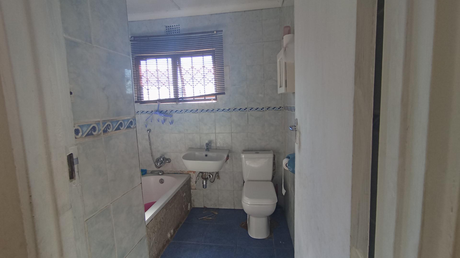 Bathroom 1 - 4 square meters of property in Umlazi