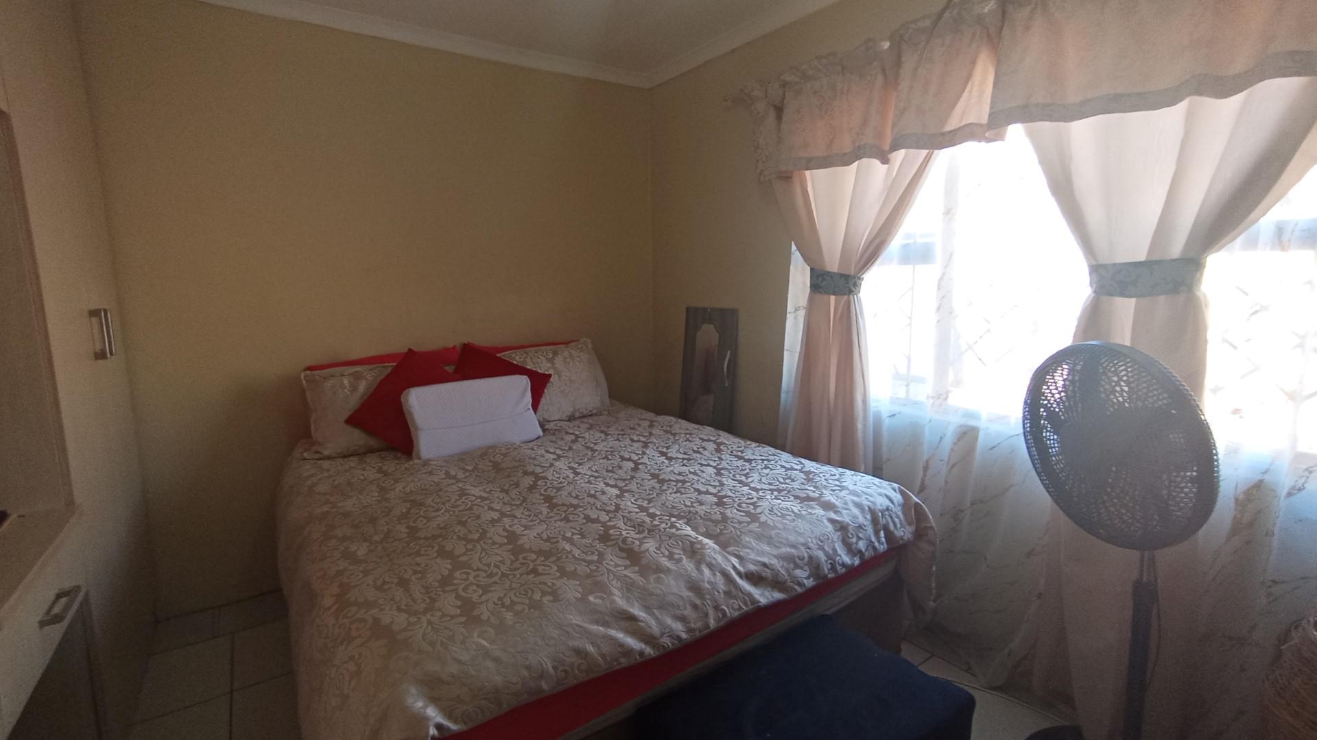 Bed Room 3 - 10 square meters of property in Umlazi