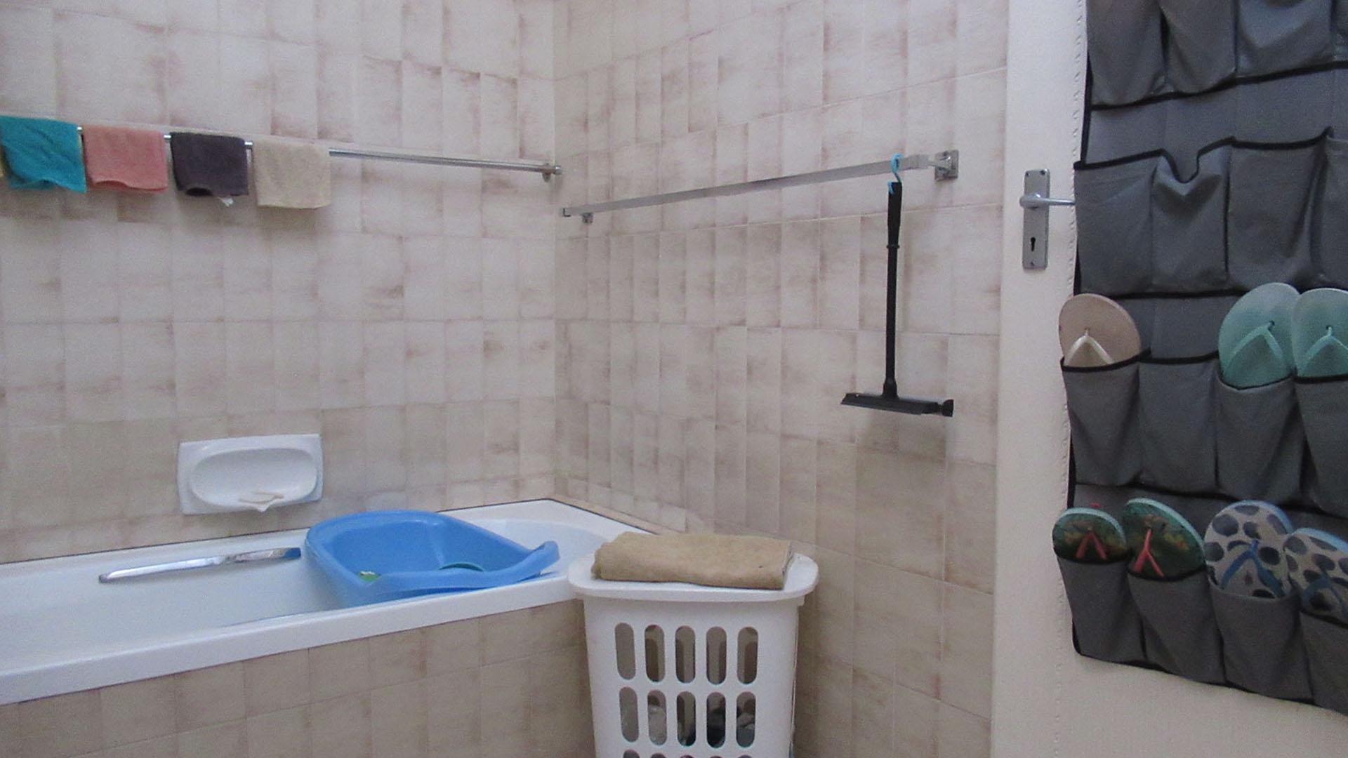 Main Bathroom - 29 square meters of property in Florida