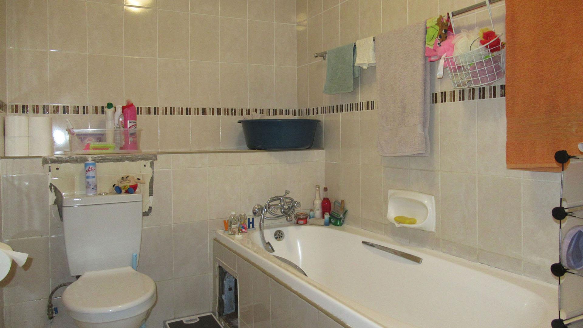 Bathroom 1 - 6 square meters of property in Florida