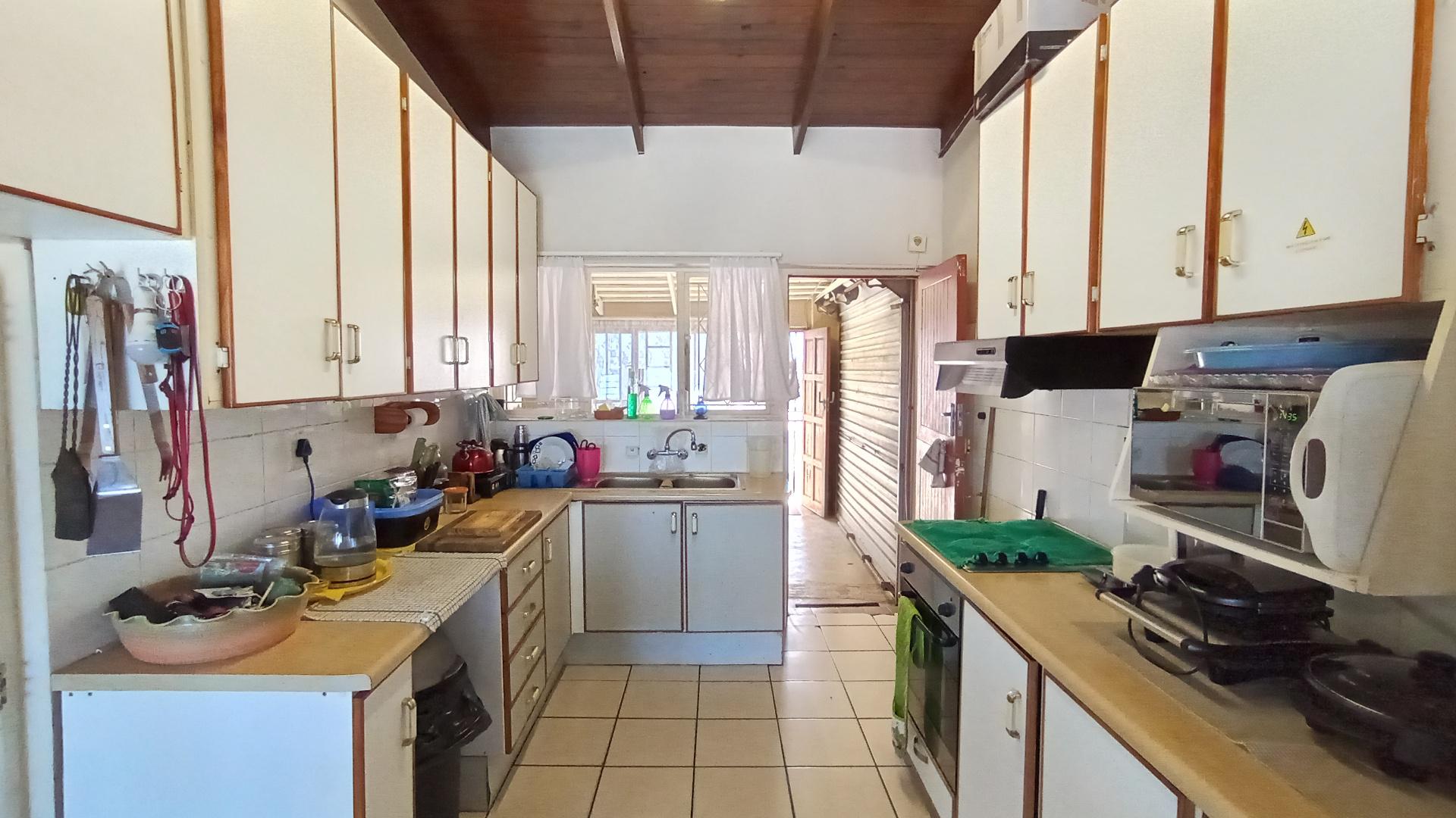 Kitchen - 13 square meters of property in Shelly Beach