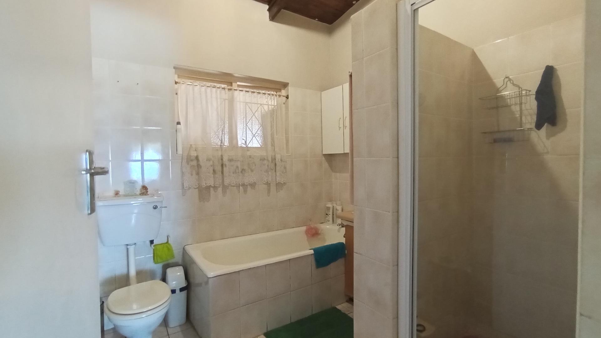 Bathroom 1 - 8 square meters of property in Shelly Beach