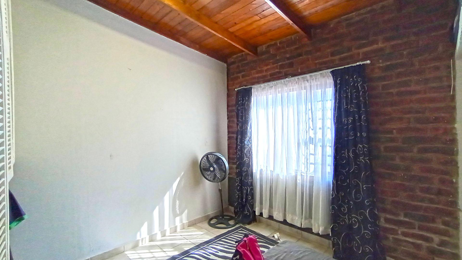 Bed Room 2 - 15 square meters of property in Shelly Beach