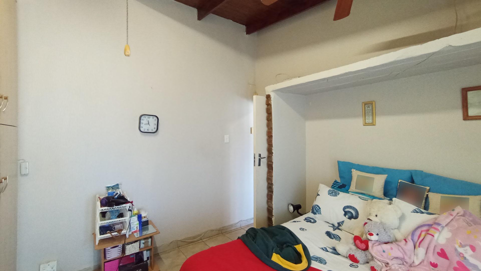 Bed Room 1 - 16 square meters of property in Shelly Beach