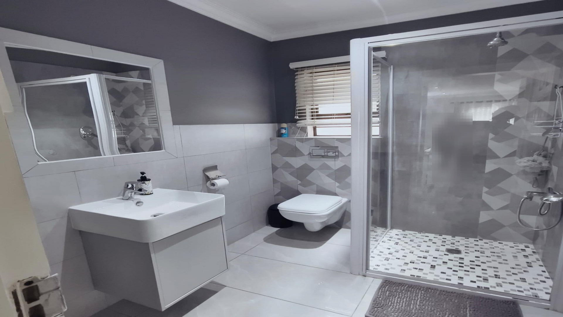 Bathroom 2 of property in Queensburgh