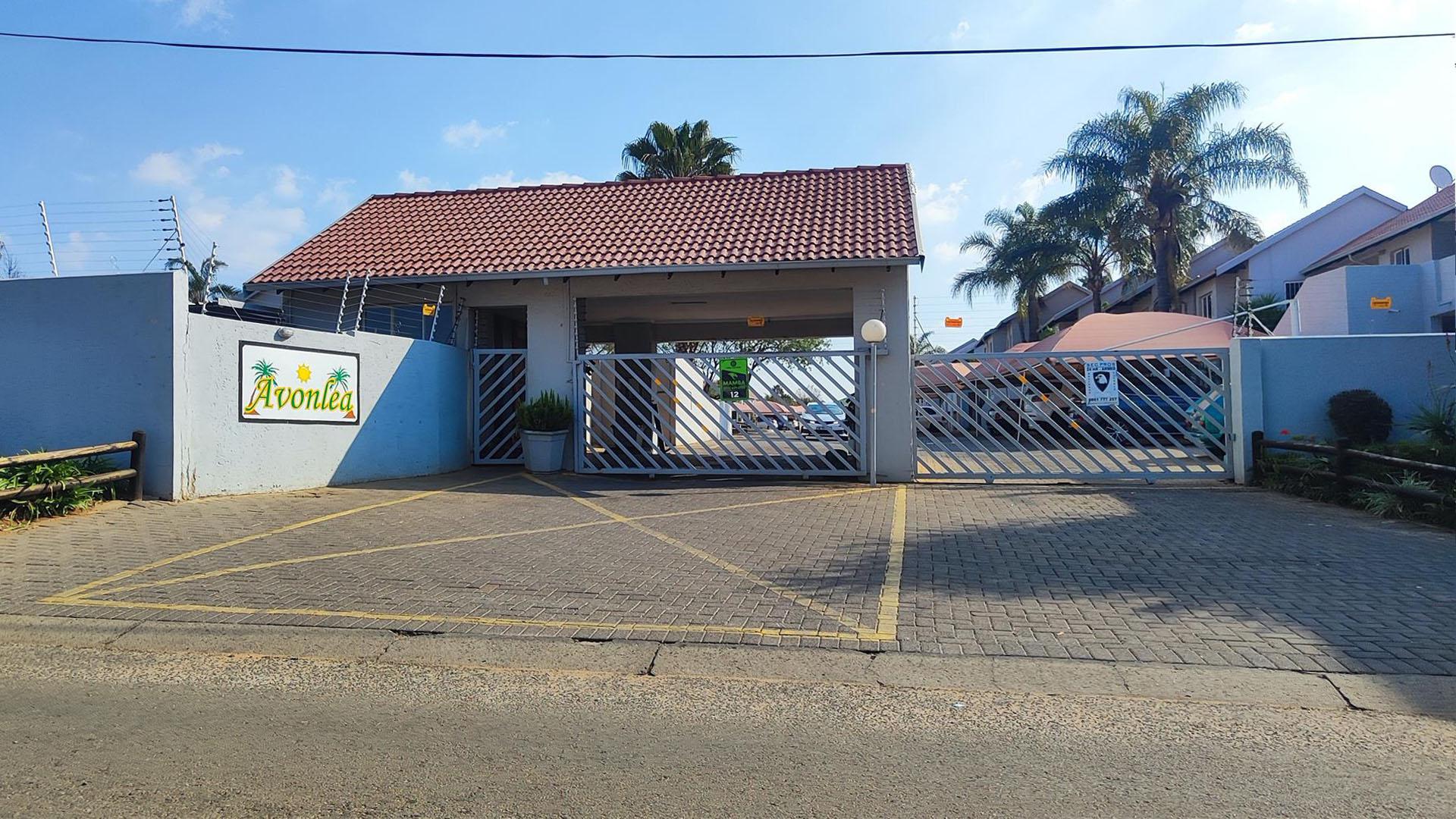 Front View of property in Glen Marais
