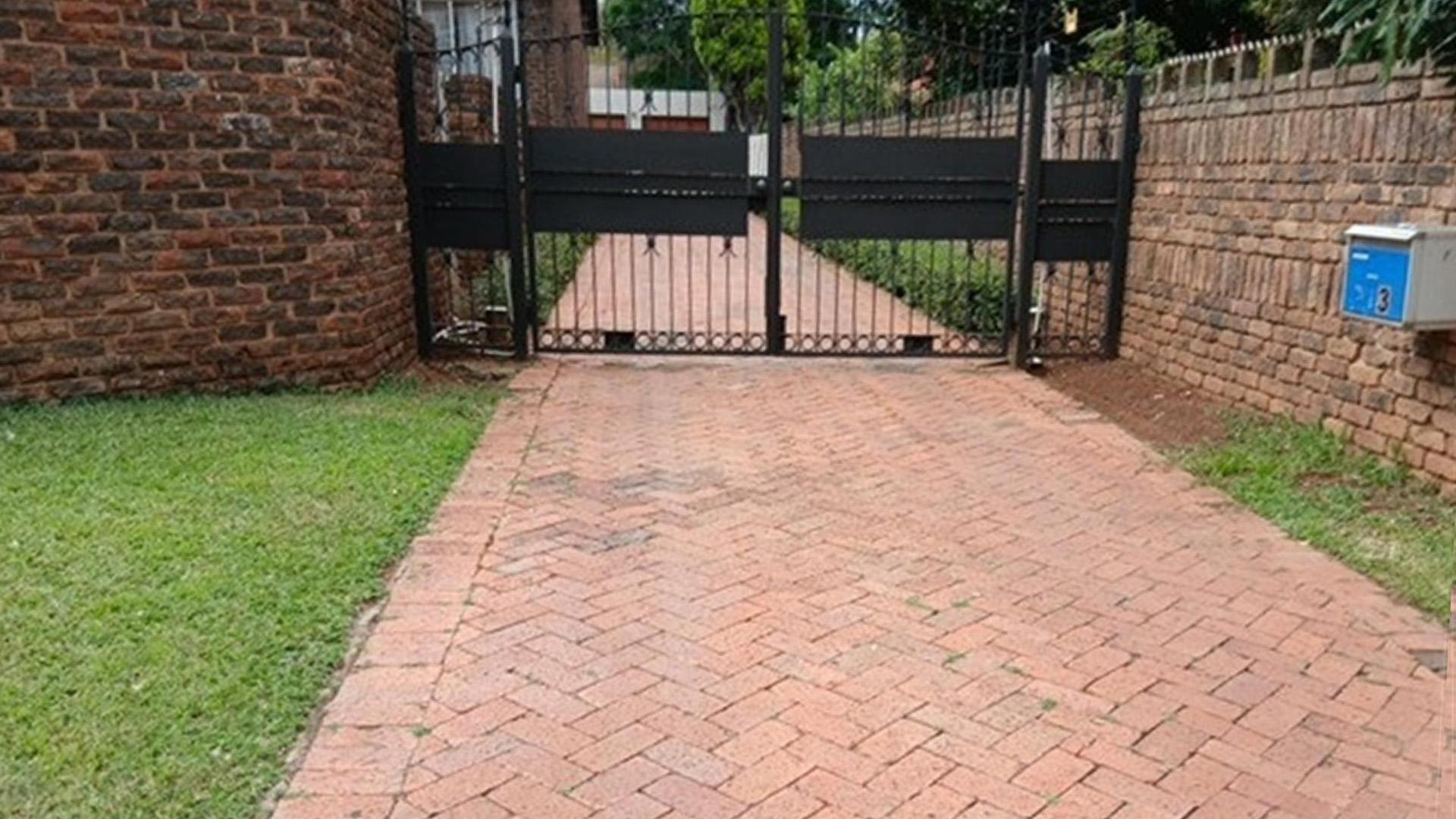 Front View of property in Lynnwood Ridge