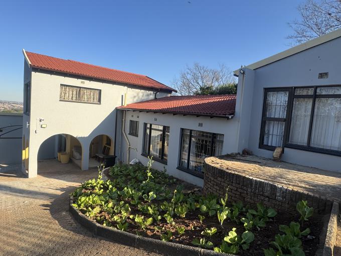 4 Bedroom House for Sale For Sale in Northcliff - MR681161