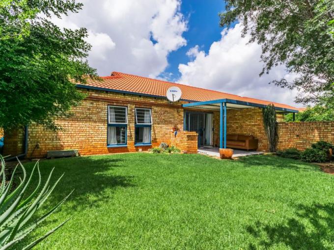 3 Bedroom Simplex for Sale For Sale in Die Hoewes - MR681199