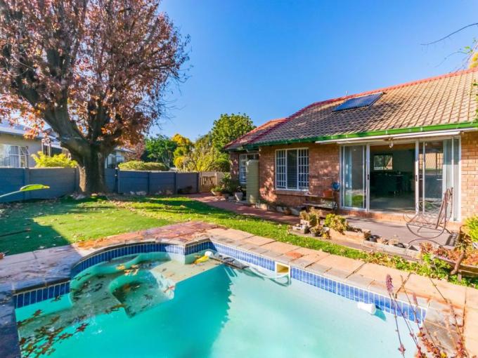 2 Bedroom Simplex for Sale For Sale in Die Hoewes - MR681200
