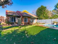  of property in Die Hoewes