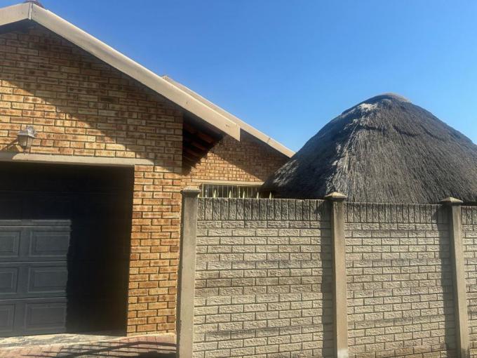 3 Bedroom House to Rent in Rustenburg - Property to rent - MR681205