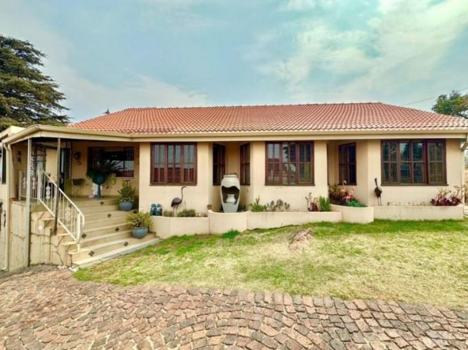 4 Bedroom House for Sale For Sale in Oakdene - MR681214