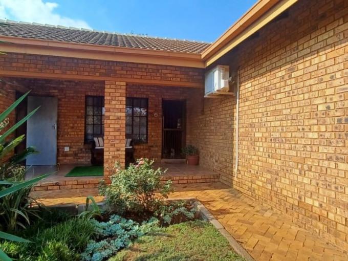2 Bedroom Simplex for Sale For Sale in Melodie - MR681266