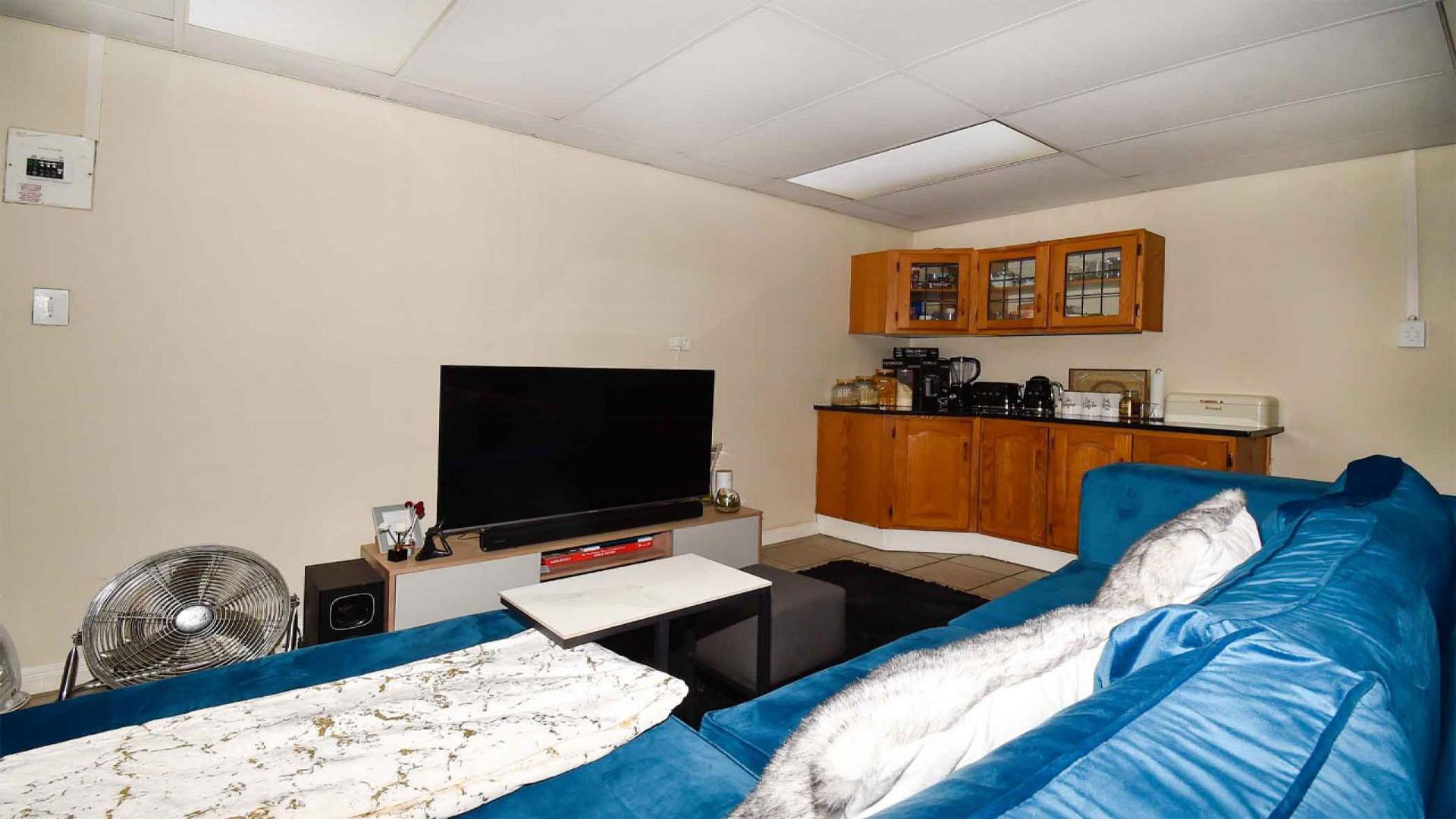 Flatlet - 101 square meters of property in Northwold