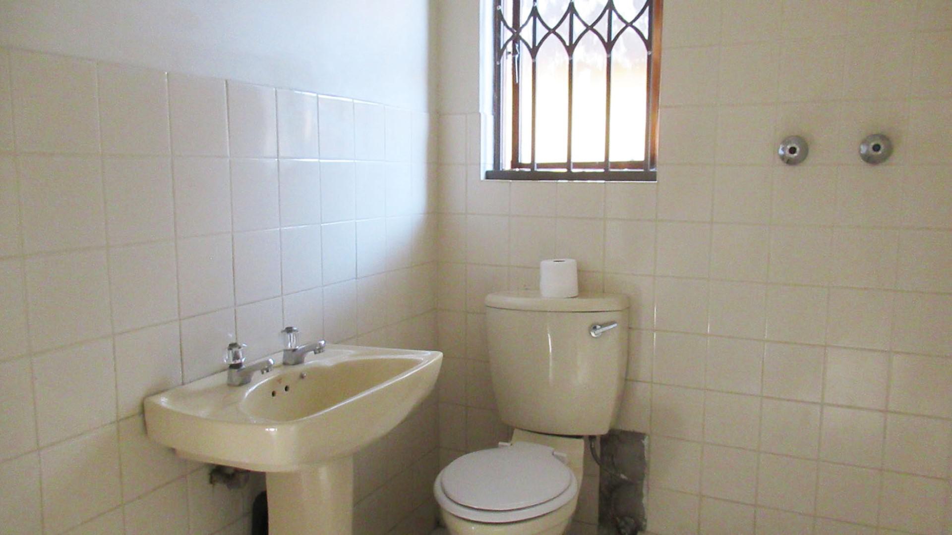 Bathroom 1 - 4 square meters of property in Northwold