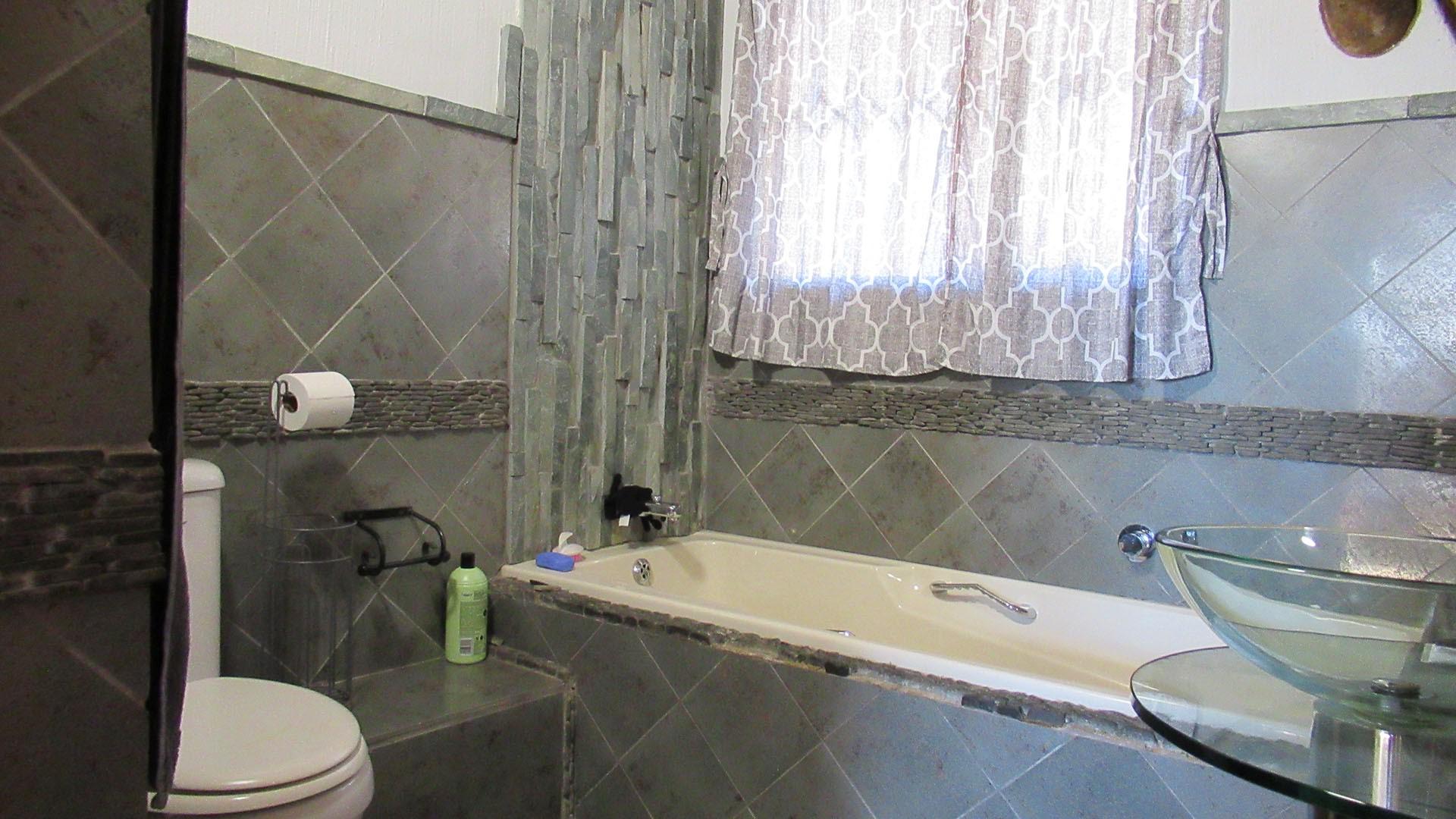 Bathroom 2 - 5 square meters of property in Northwold