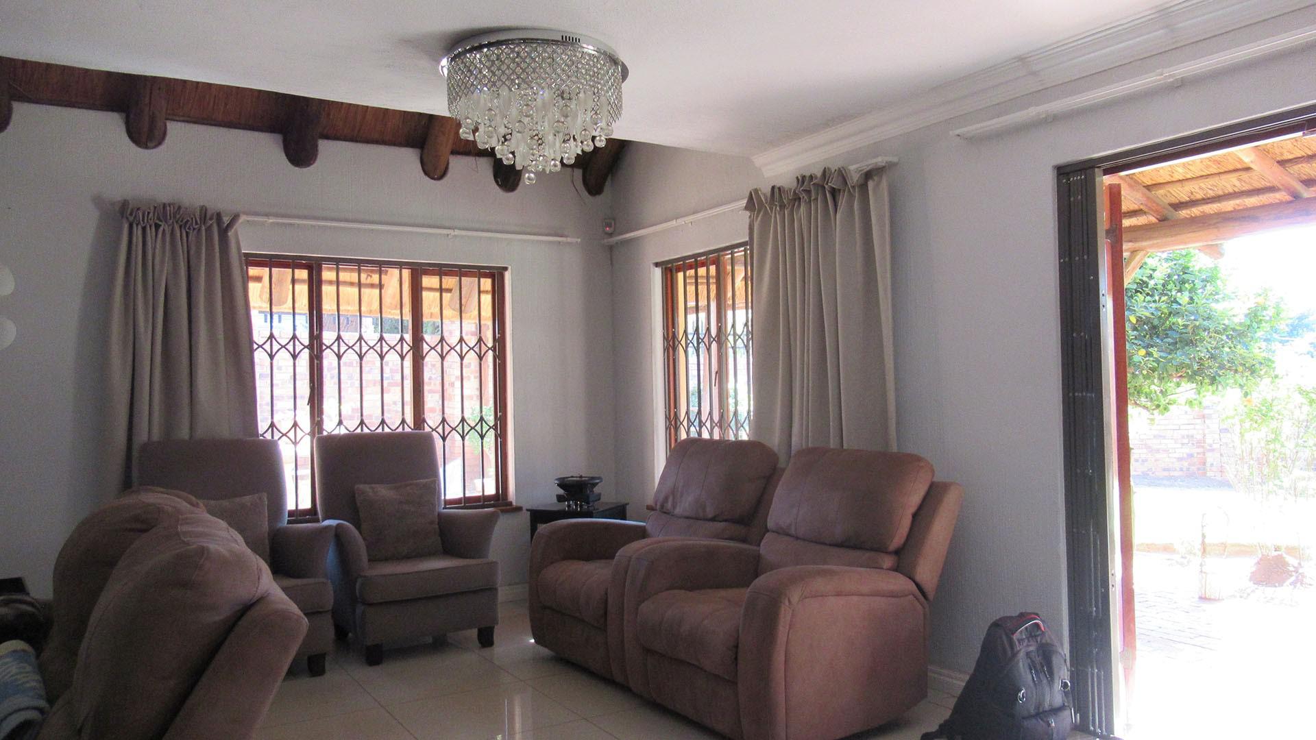 Lounges - 21 square meters of property in Northwold