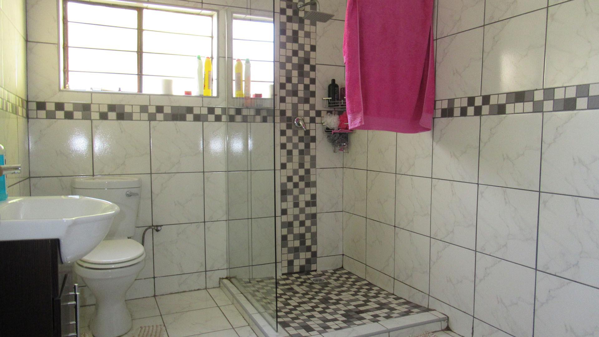 Bathroom 3+ - 16 square meters of property in Northwold