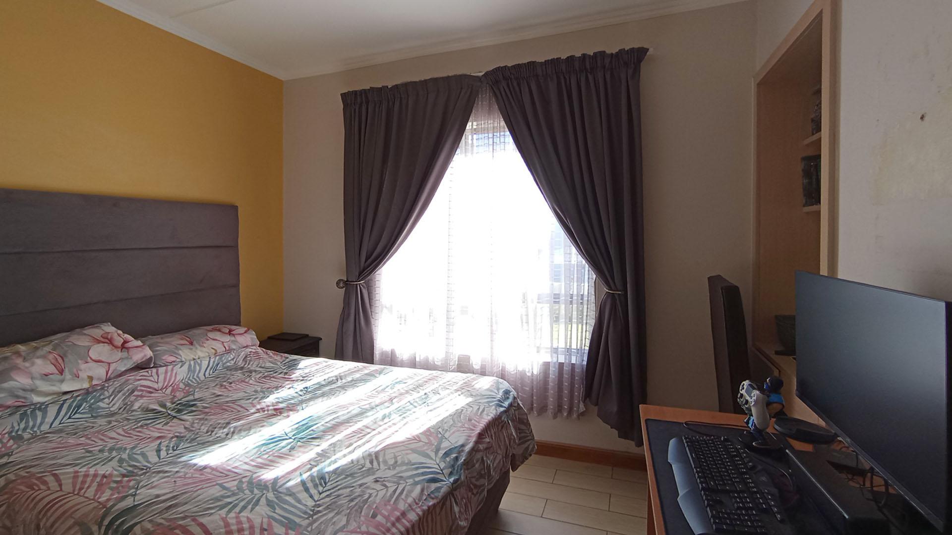 Bed Room 1 - 14 square meters of property in Summerset