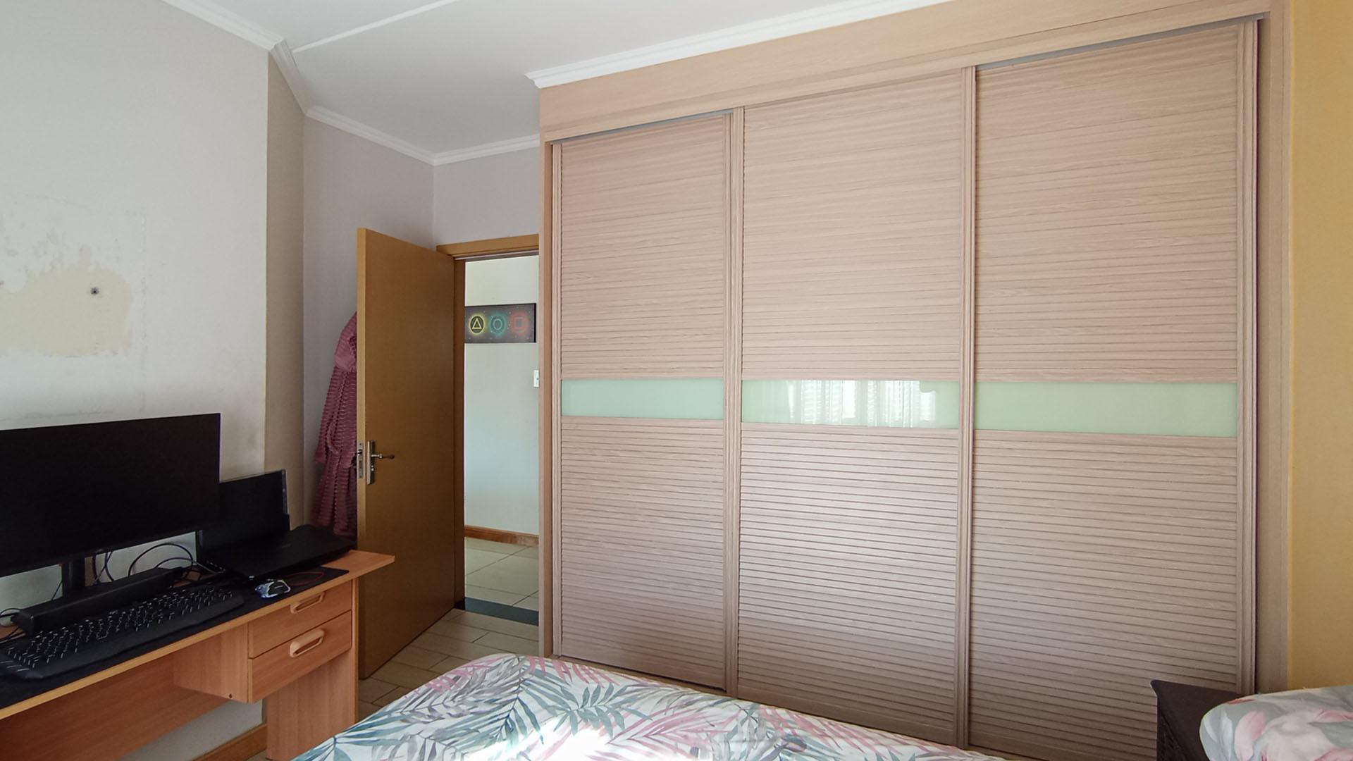 Bed Room 1 - 14 square meters of property in Summerset