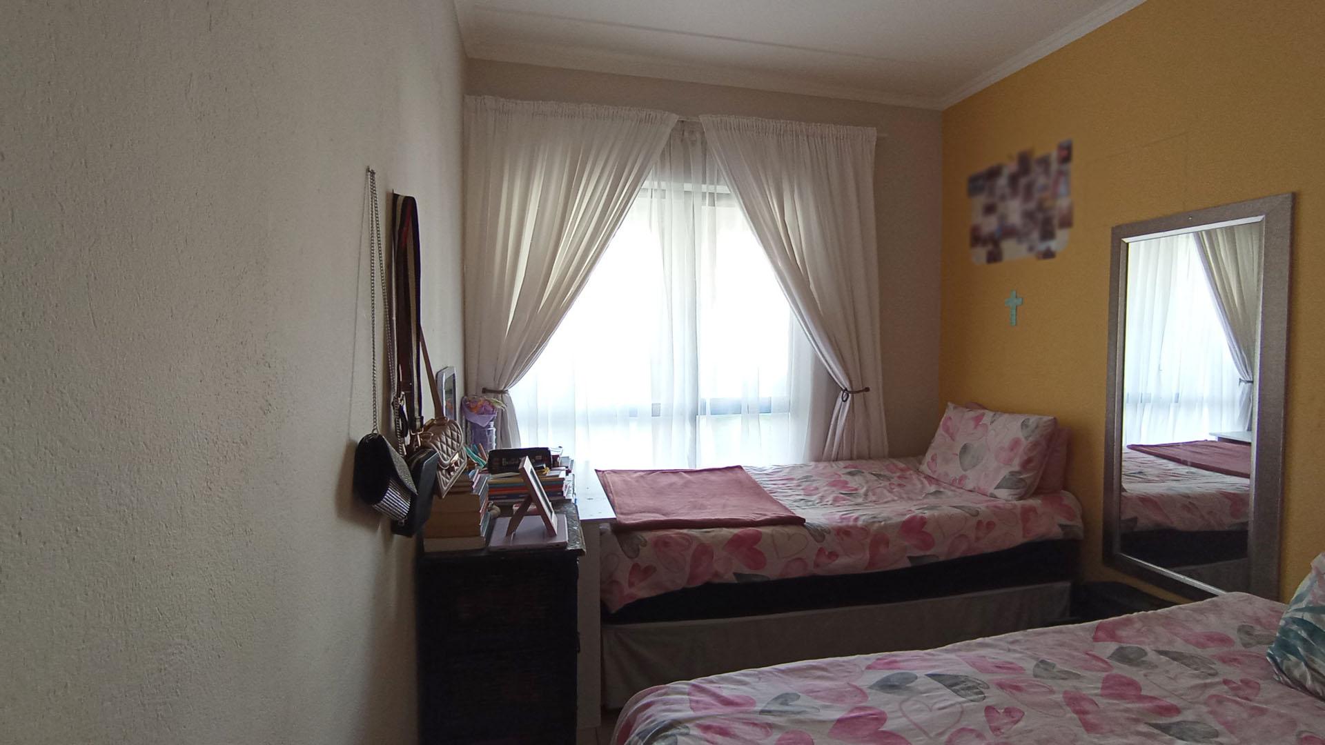 Bed Room 2 - 11 square meters of property in Summerset