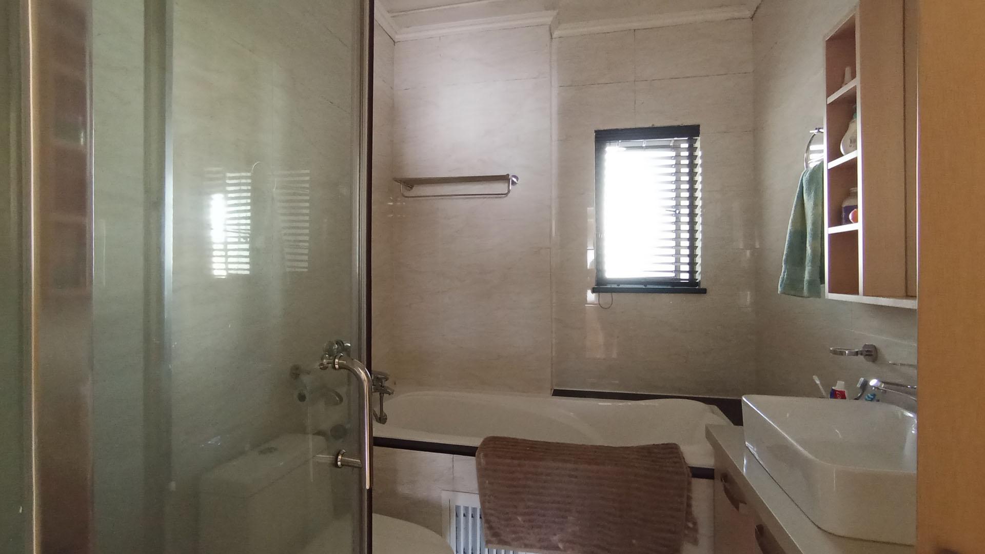 Bathroom 1 - 8 square meters of property in Summerset