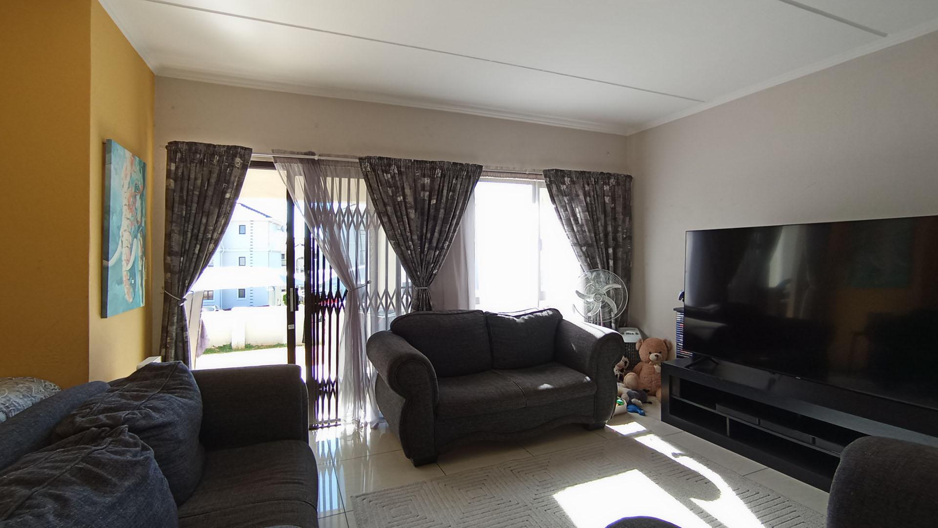 Lounges - 24 square meters of property in Summerset