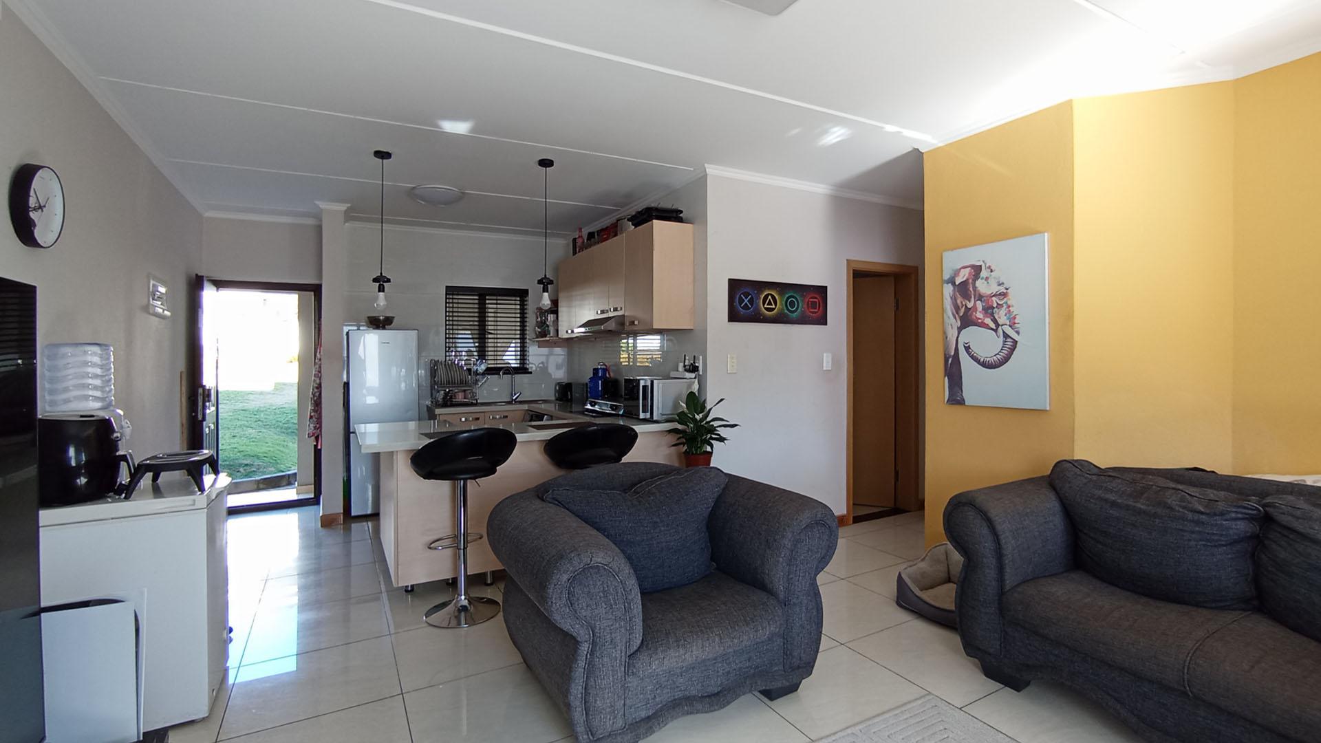 Lounges - 24 square meters of property in Summerset