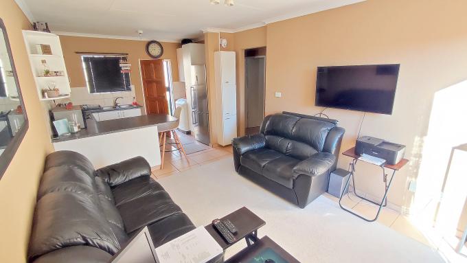 2 Bedroom Simplex for Sale For Sale in Heuwelsig Estate - MR681322