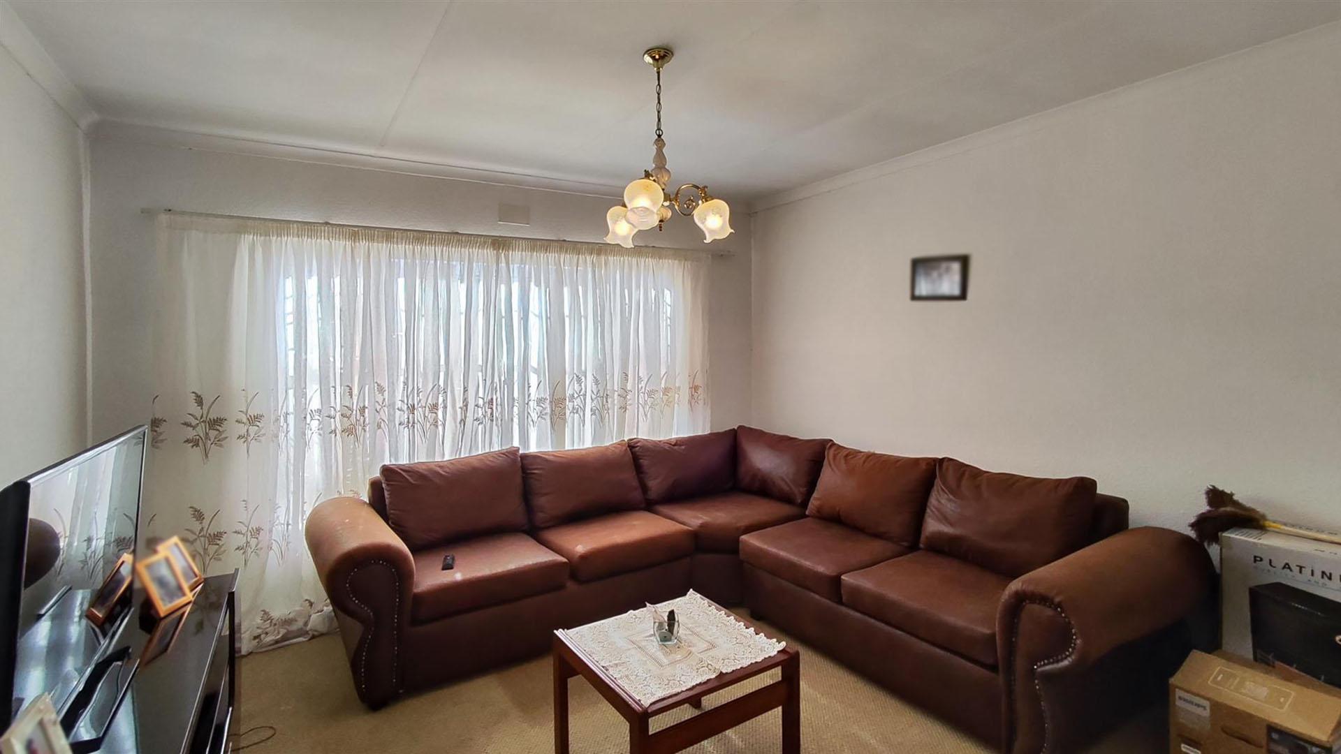 Lounges - 38 square meters of property in Birchleigh North