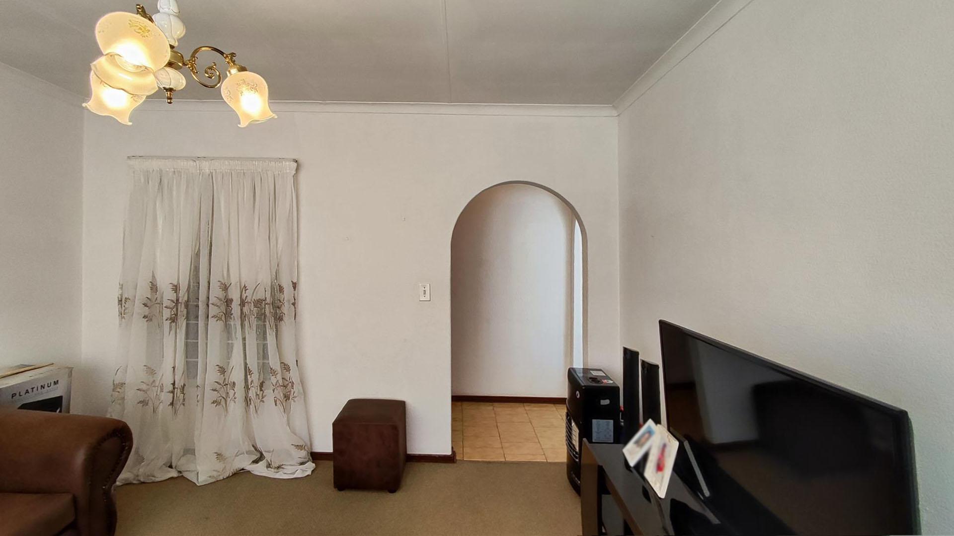 Lounges - 38 square meters of property in Birchleigh North