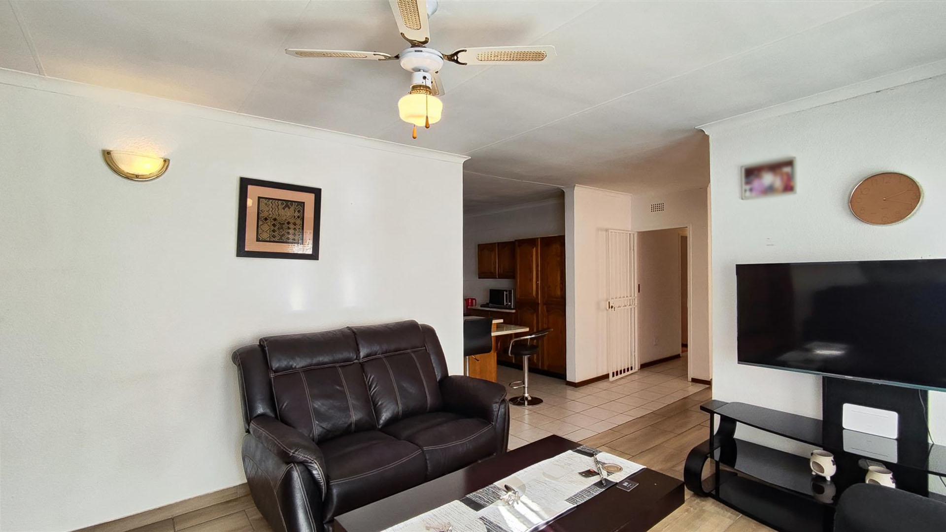 Lounges - 38 square meters of property in Birchleigh North