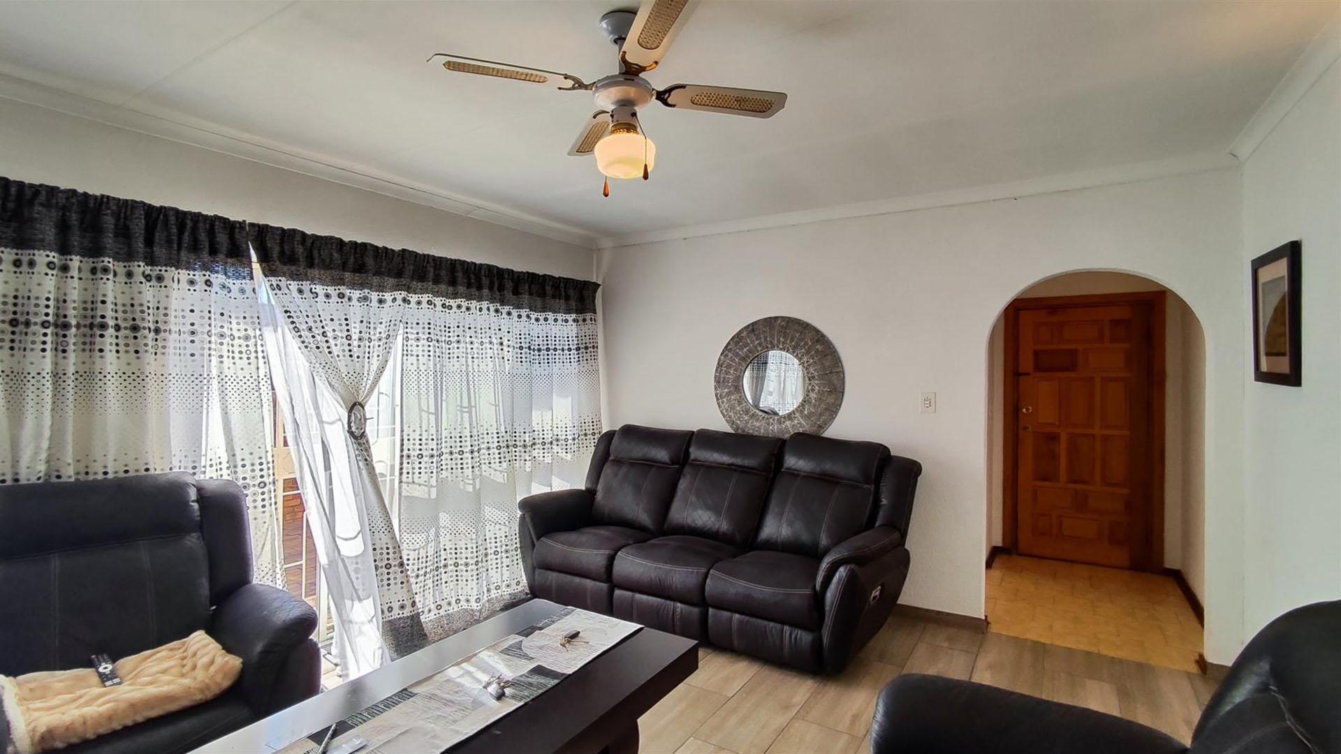 Lounges - 38 square meters of property in Birchleigh North