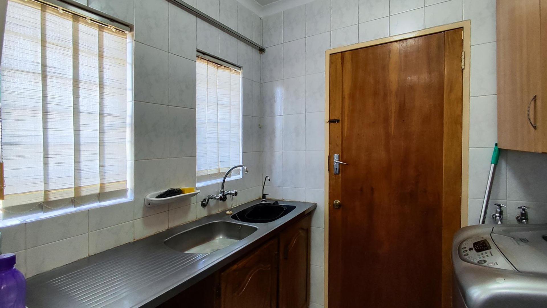 Scullery - 4 square meters of property in Birchleigh North