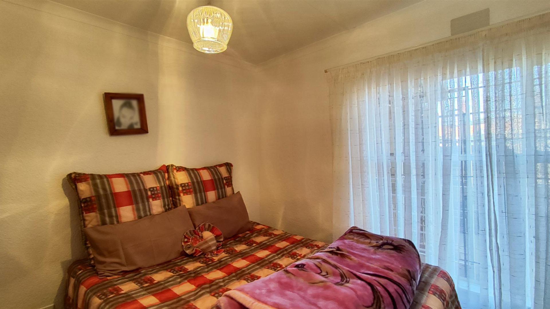 Bed Room 1 - 11 square meters of property in Birchleigh North