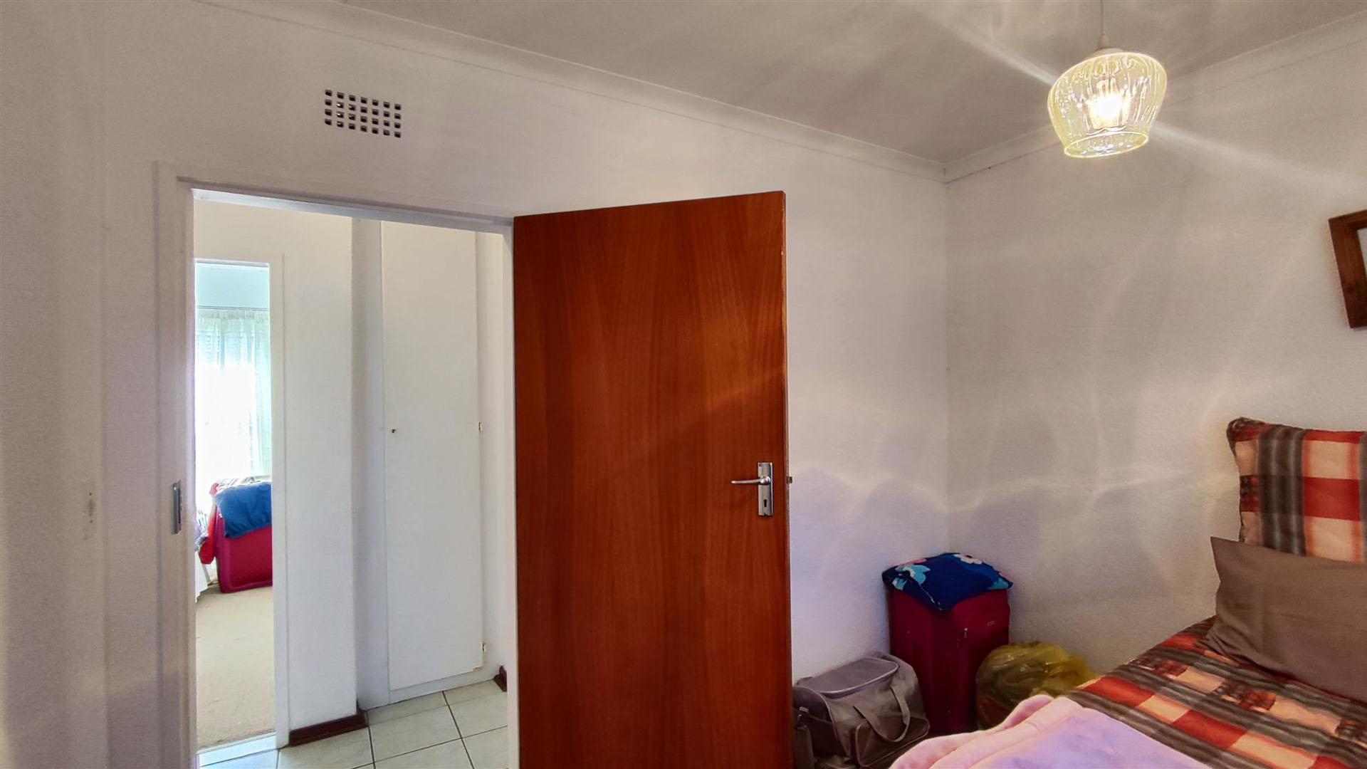 Bed Room 1 - 11 square meters of property in Birchleigh North