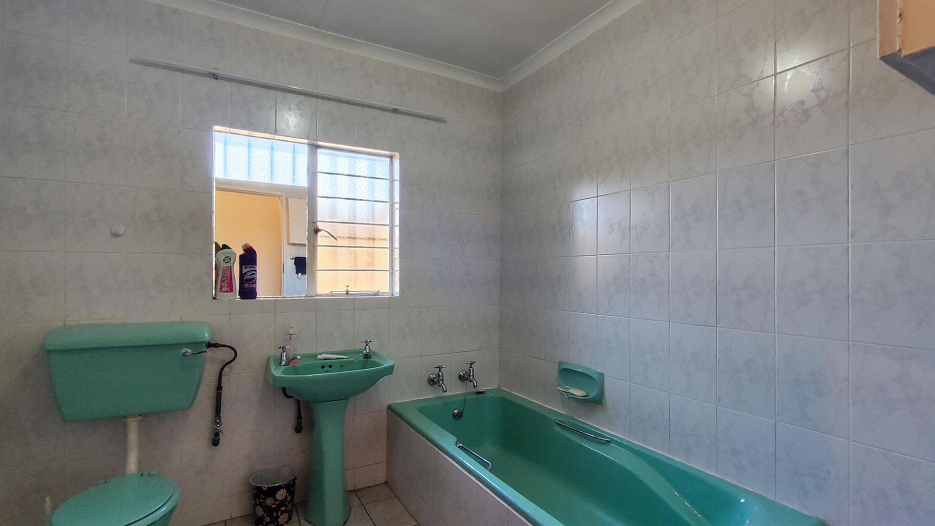 Bathroom 1 - 7 square meters of property in Birchleigh North