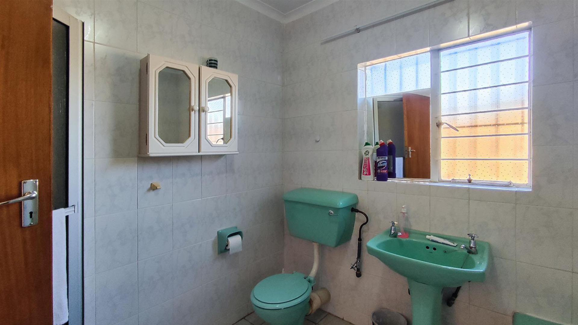 Bathroom 1 - 7 square meters of property in Birchleigh North