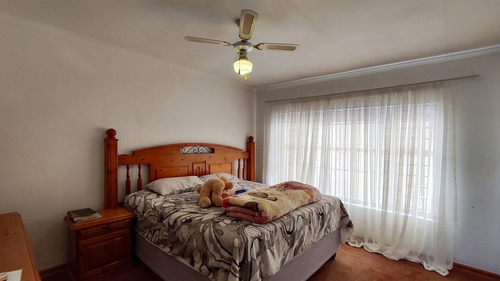 Main Bedroom - 16 square meters of property in Birchleigh North