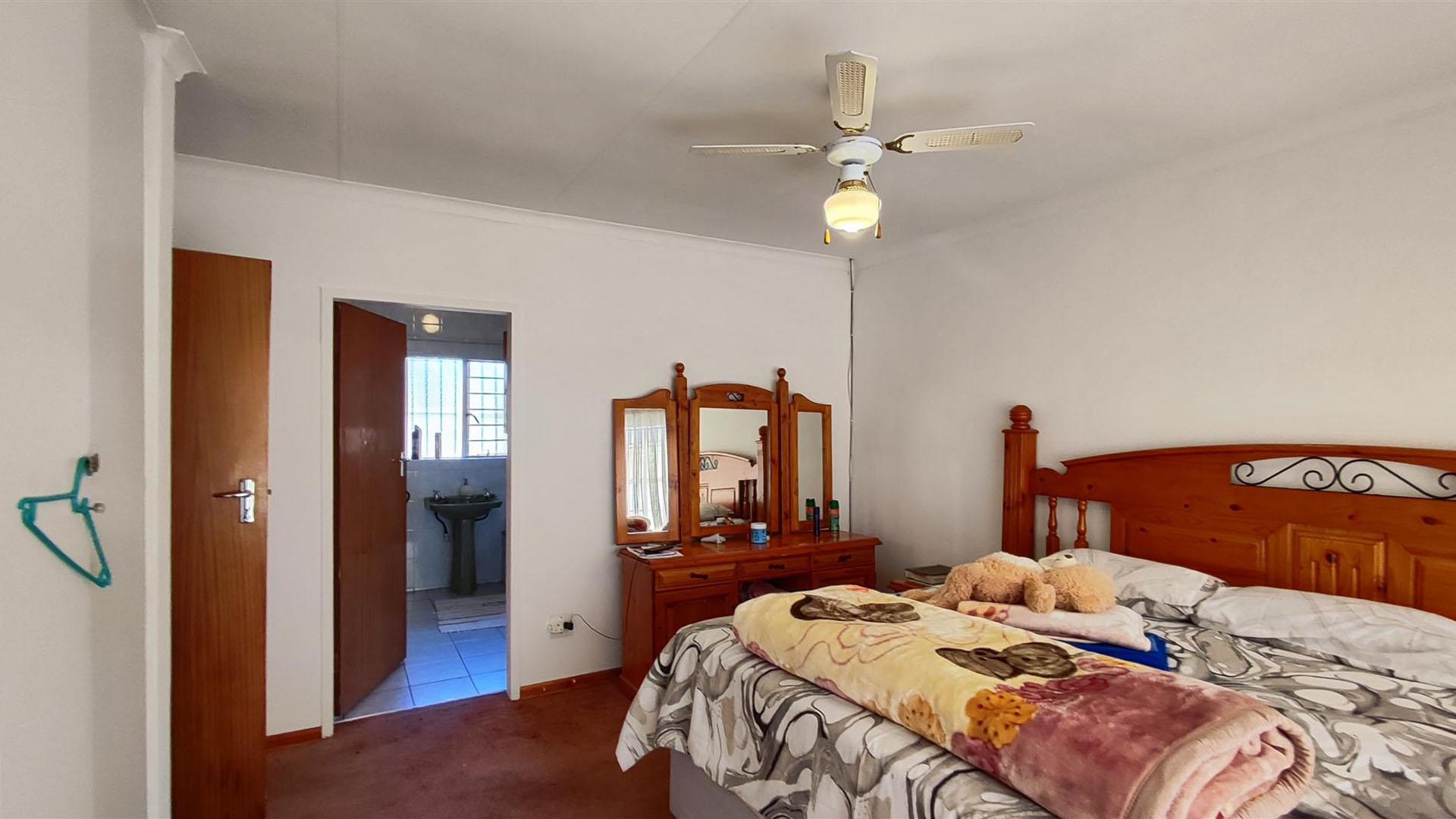 Main Bedroom - 16 square meters of property in Birchleigh North