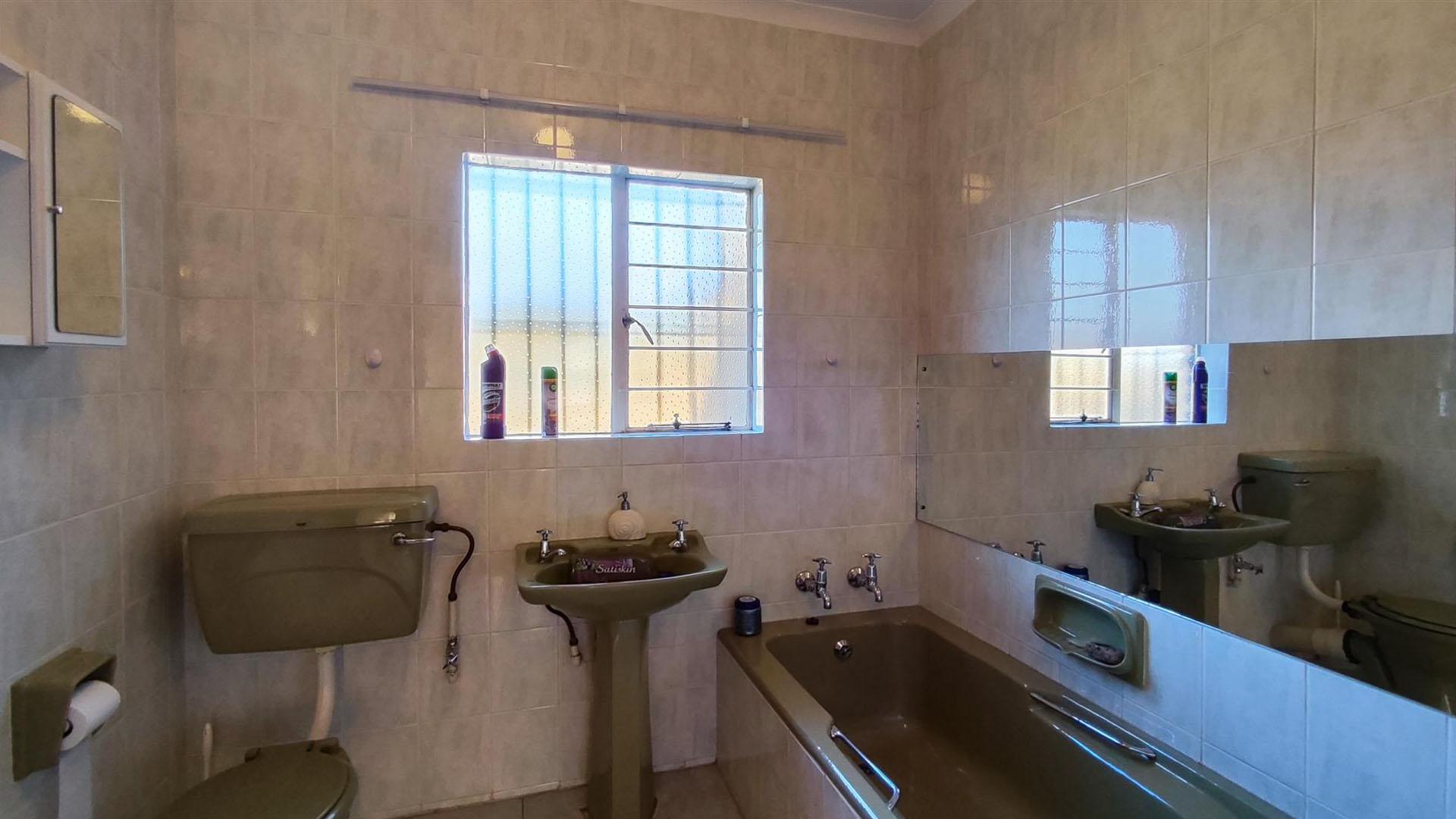 Main Bathroom - 7 square meters of property in Birchleigh North