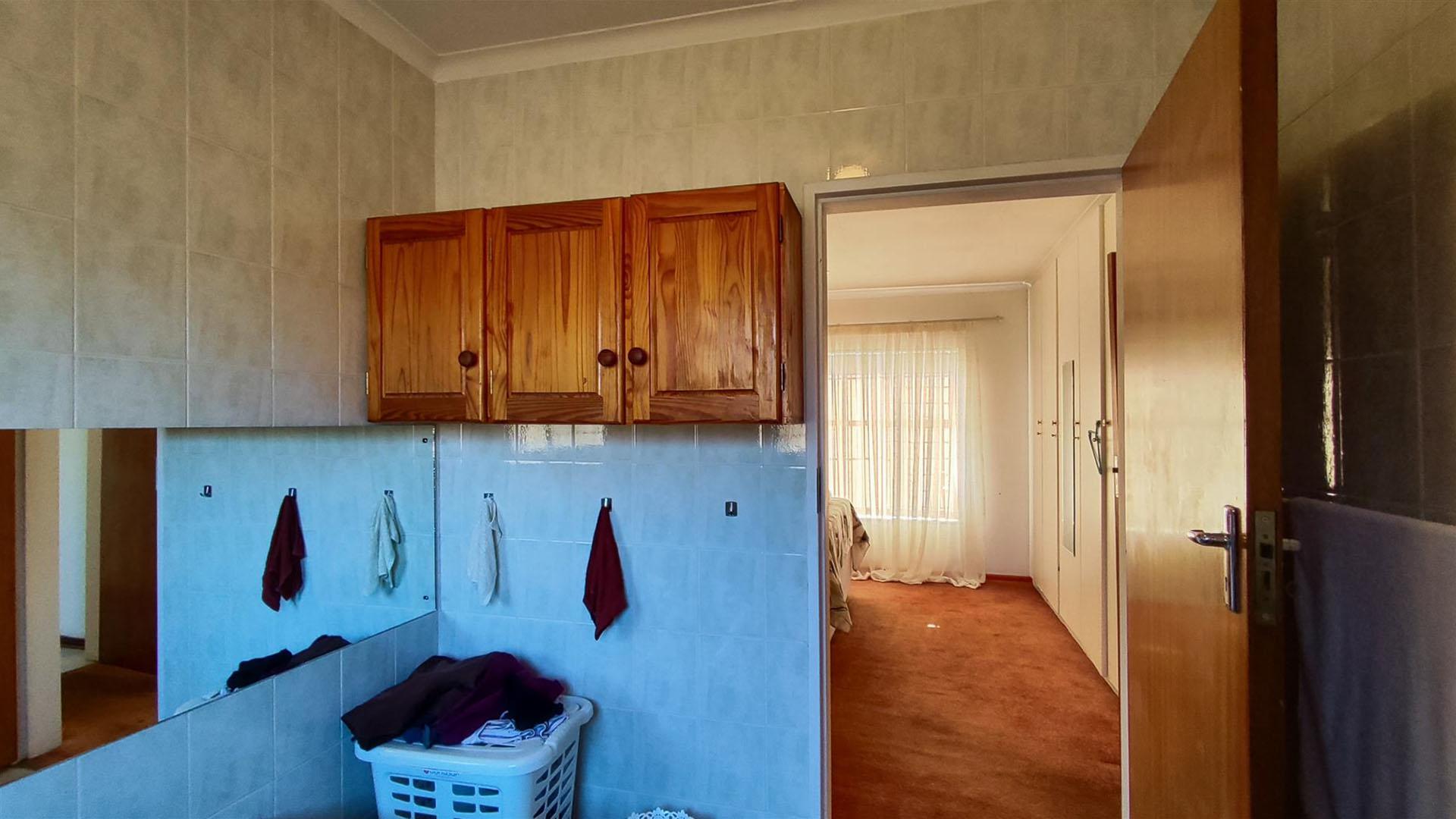 Main Bathroom - 7 square meters of property in Birchleigh North