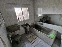 Bathroom 2 of property in Birchleigh North