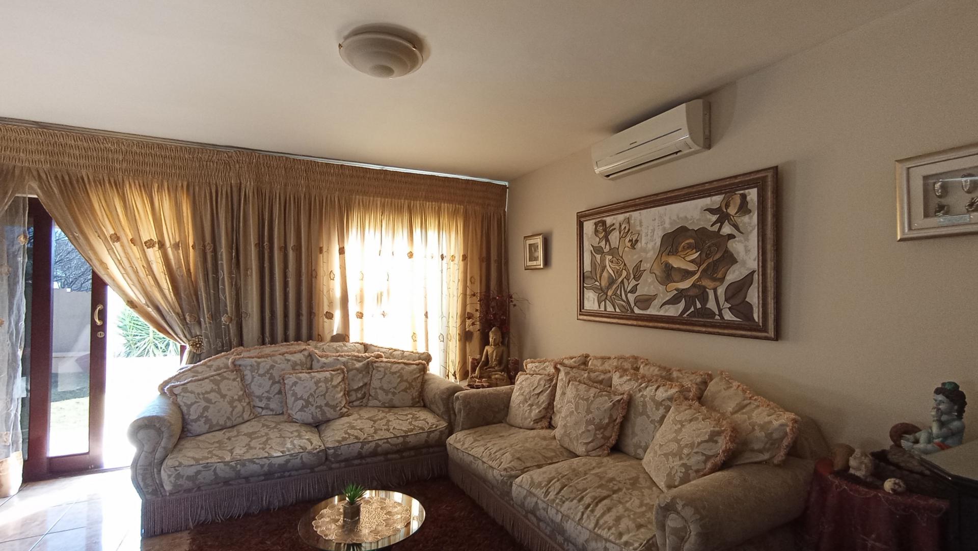 Lounges - 14 square meters of property in Ormonde