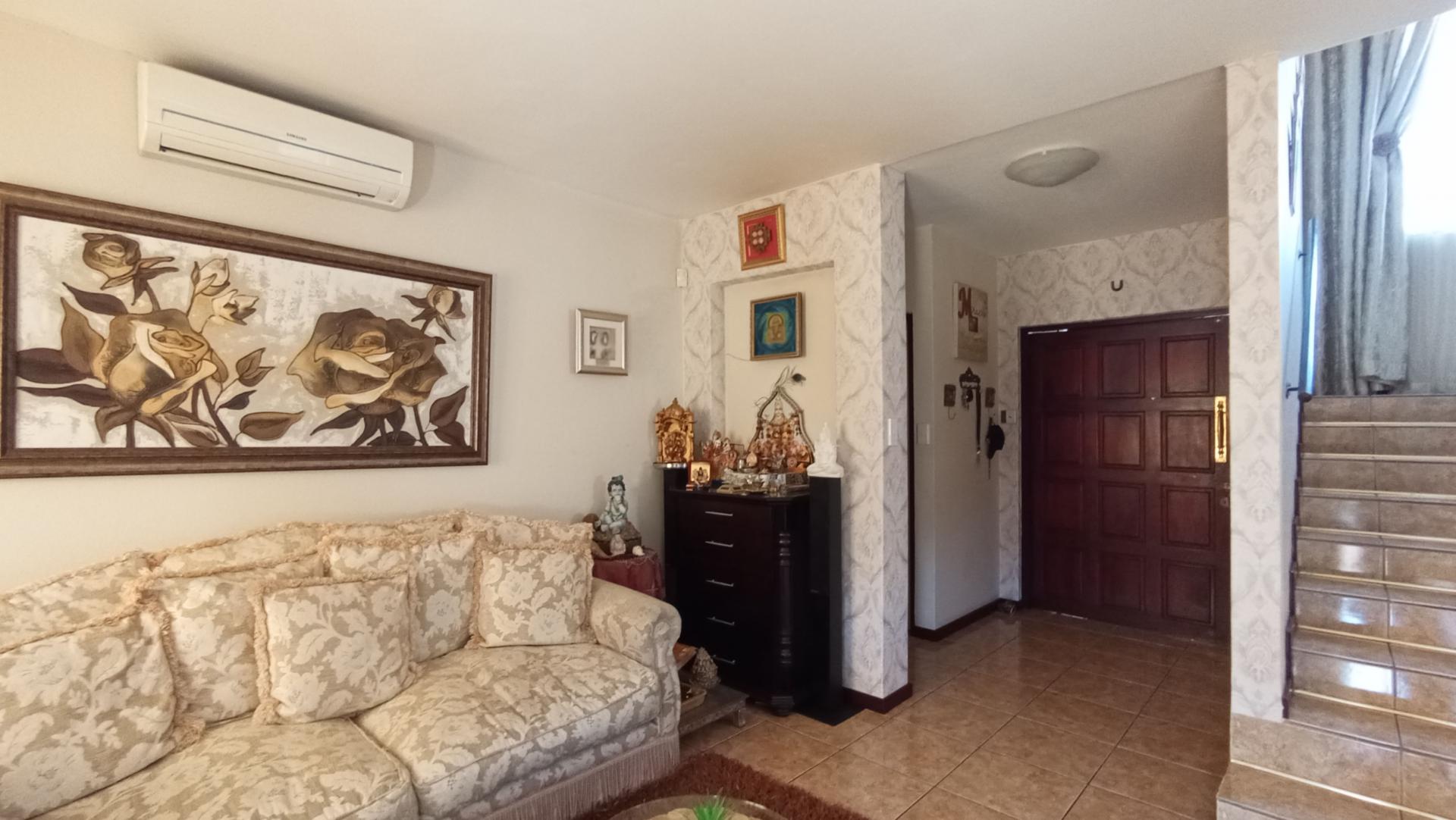 Lounges - 14 square meters of property in Ormonde