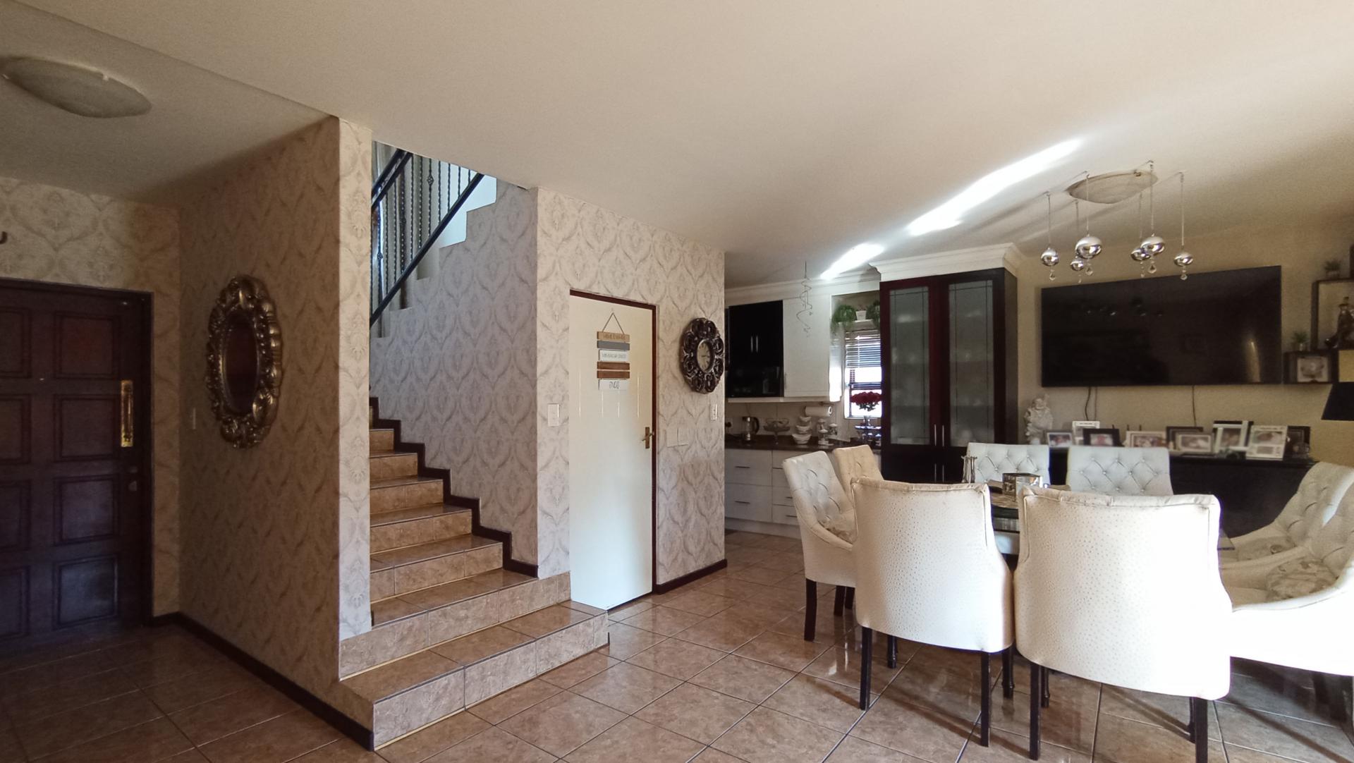 Lounges - 14 square meters of property in Ormonde
